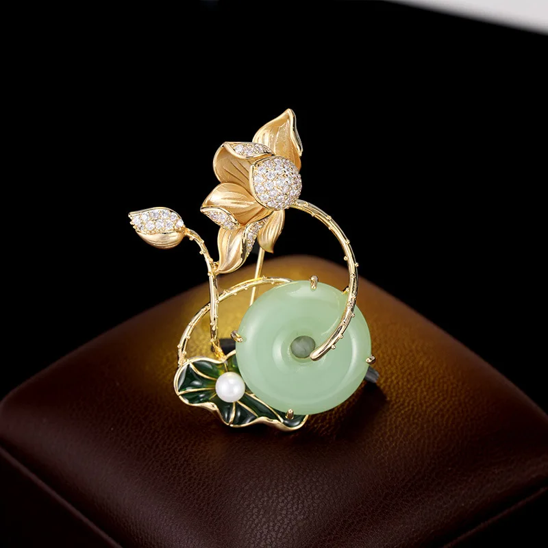 Spilla in foglia di loto in oro opaco con uno stile cinese retrò, lussuoso nucleo in giada e chiusura piatta, spilla ed accessori eleganti