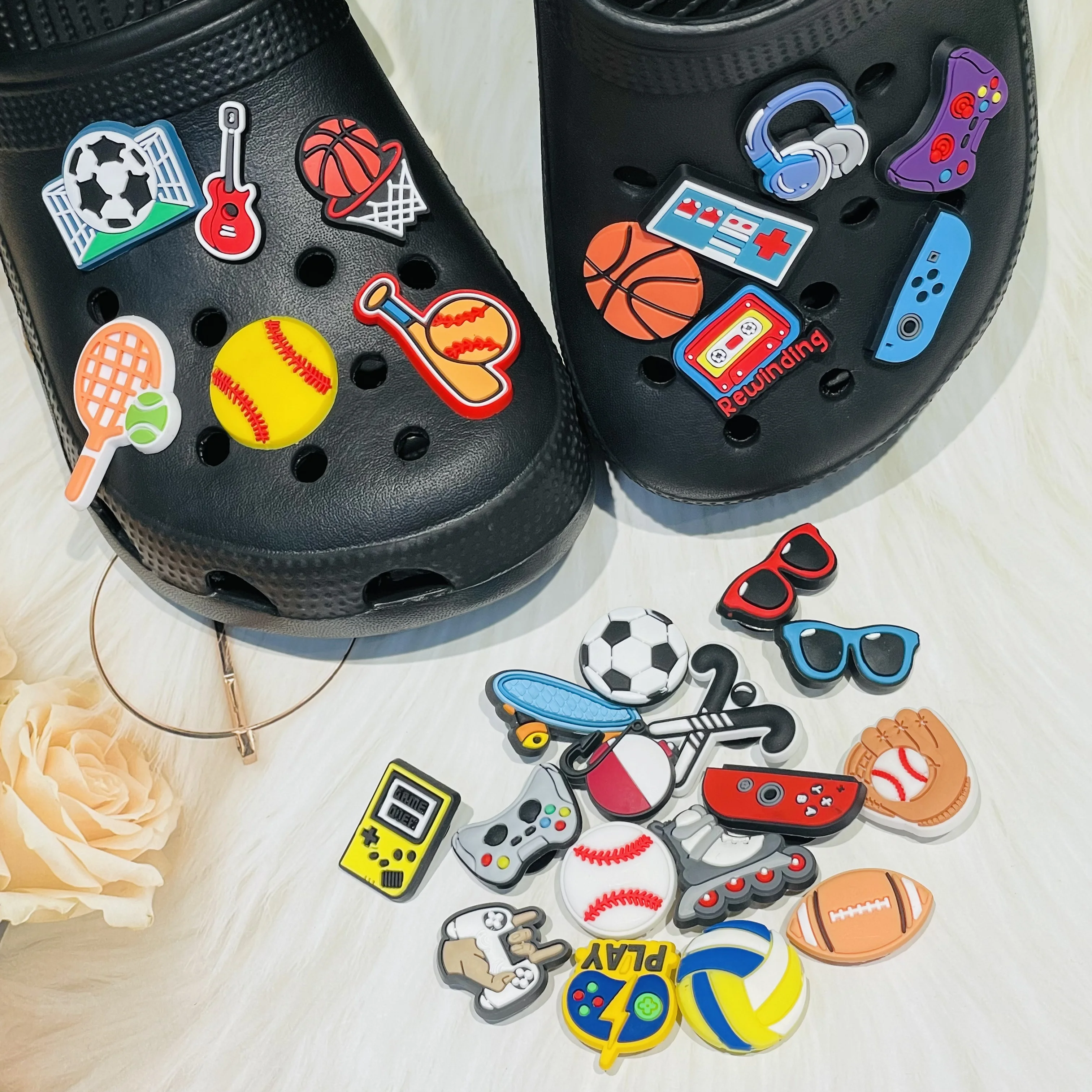 

13-28 шт. солнцезащитные очки бейсбольная спортивная обувь из ПВХ подвески украшения геймпад для мальчиков и девочек сабо пряжка DIY браслет