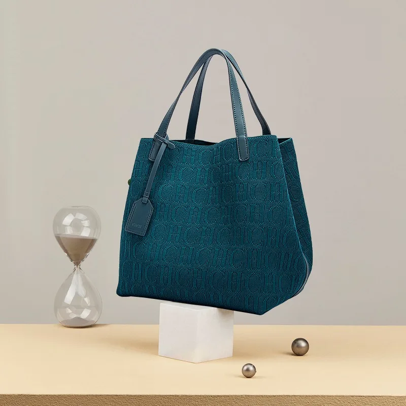 

Solid Color Design Fashion Women's Handbag Simple Style Large Capacity Letter Embossed Versatile