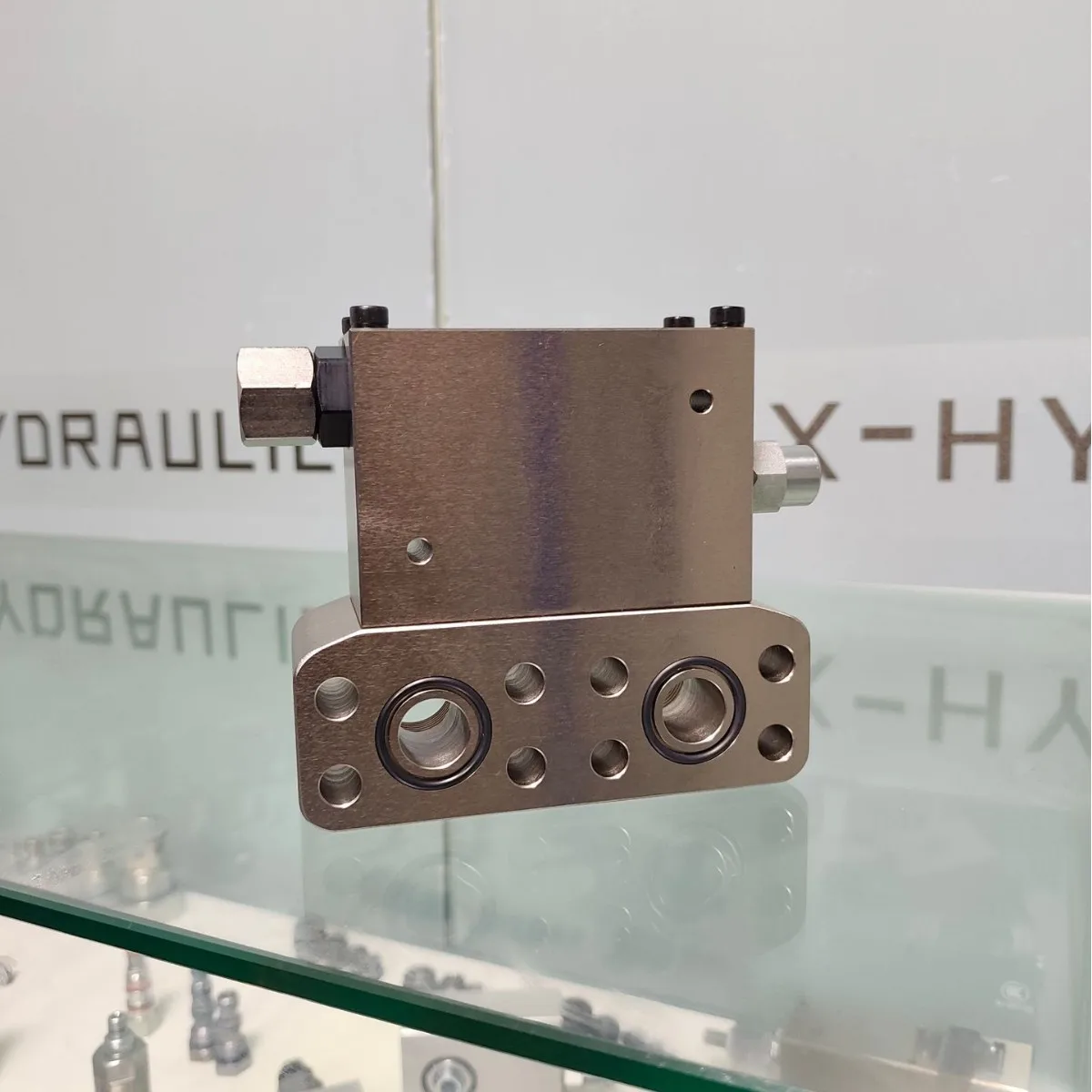 HFV08-15-02 Hydraulic flush valve, with closed motor, closed piston pump