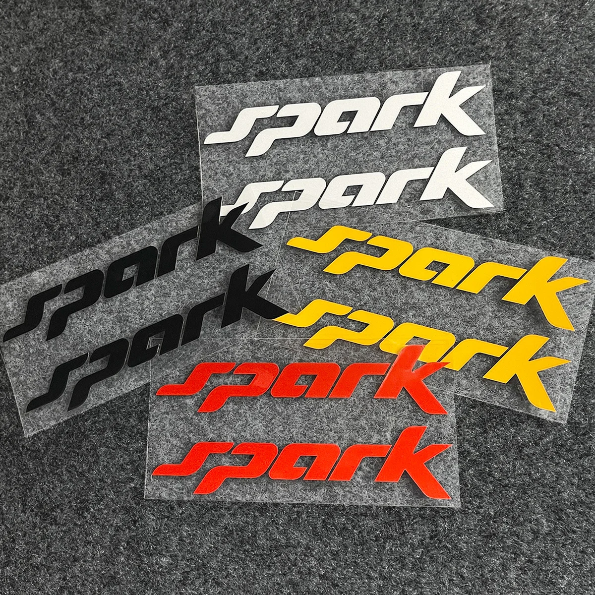 

2 шт./компл. наклейки с искровыми буквами (черный/белый/желтый/красный) - стильная виниловая наклейка для декора автомобиля и мотоцикла