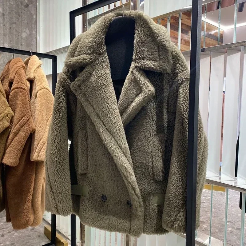 Рисунок 2 - Женская куртка с плюшевым мишкой