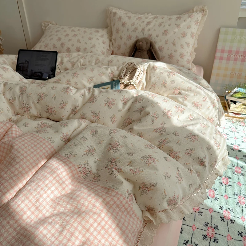 

Розовый комплект постельного белья из четырех предметов с цветочным узором в клетку, из мягкой, приятной для кожи ткани, для девочек: простыня, пододеяльник, наволочки.
