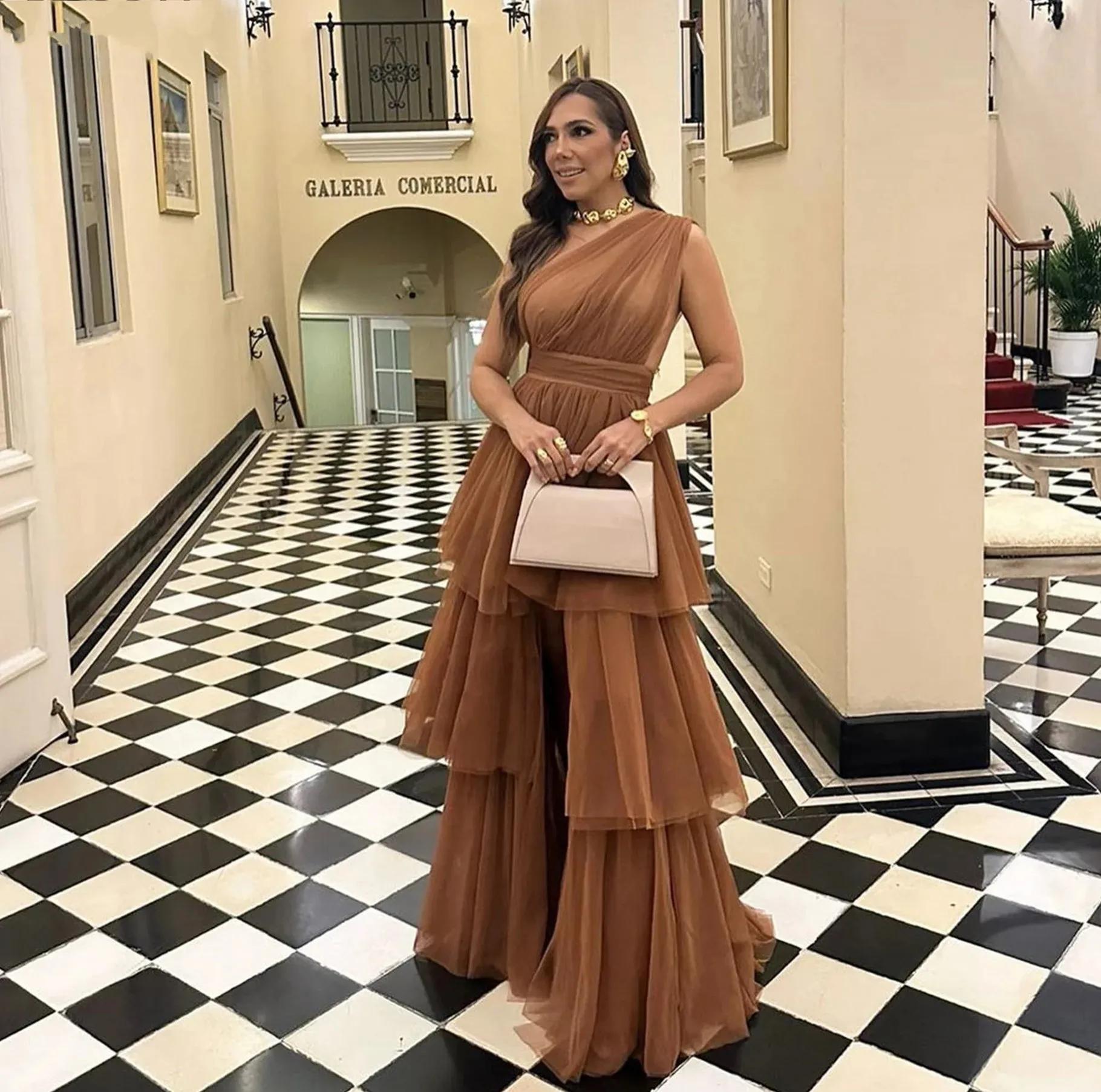 Abito da ballo da donna marrone moda 2026 Abiti da tappeto rosso celebrità Abiti da festa formali da sera in tulle a strati con una spalla