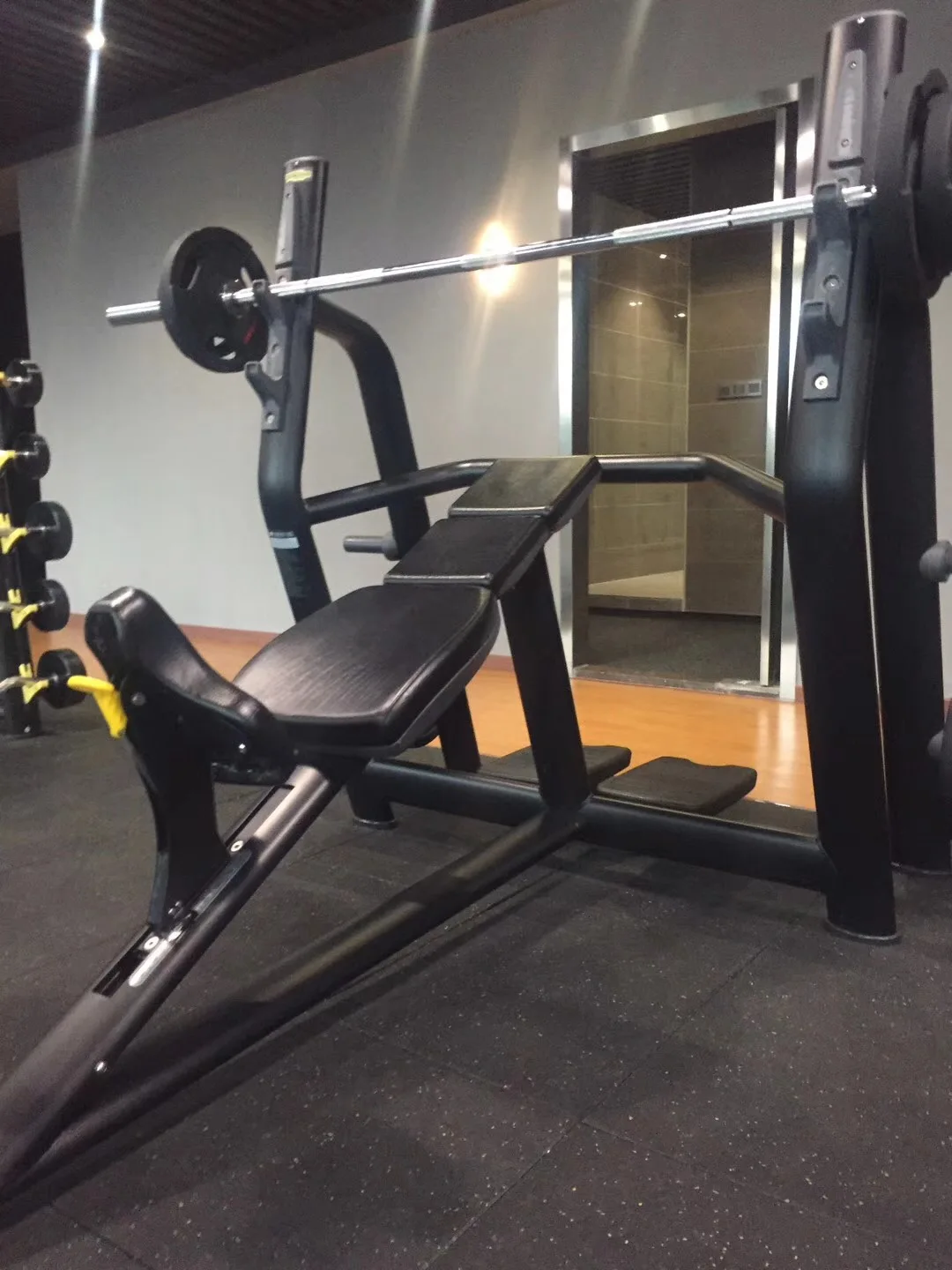 رف القرفصاء المسطح معدات اللياقة البدنية آلة تدريب القوة معدات الصالة الرياضية آلة ضغط الصدر مقعد أفقي