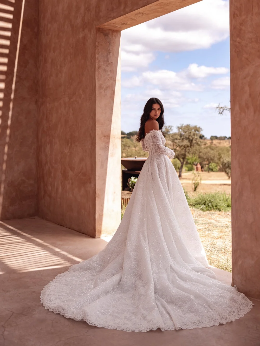 فستان زفاف فاخر مطرز بالدانتيل بدون أكتاف على شكل حرف a بطول الأرض فستان زفاف مخصص فساتين أنيقة للعروس