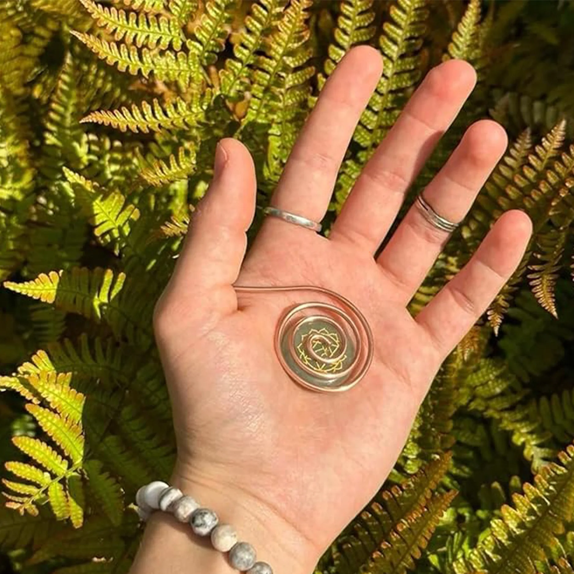 

Fashion Spiral Palm Open Cuff Bracelet, Retro European Style Creative Palm Bangle For Women