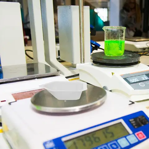 10 pezzi Barche da pesare Attrezzatura da laboratorio in plastica durevole Vassoio da pesatura riutilizzabile a prova di fuoriuscite Attrezzatura da laboratorio per barche da pesare