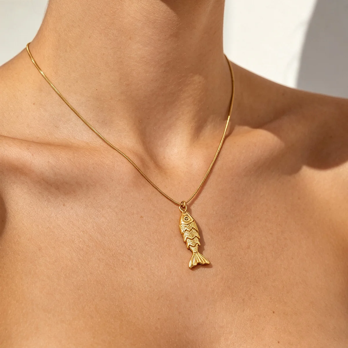 Edelstahl-Halskette mit Fisch-Anhänger und Schlangenkette für Damen, goldfarben, mit Kristallen besetzt, Glücksbringer-Schmuck