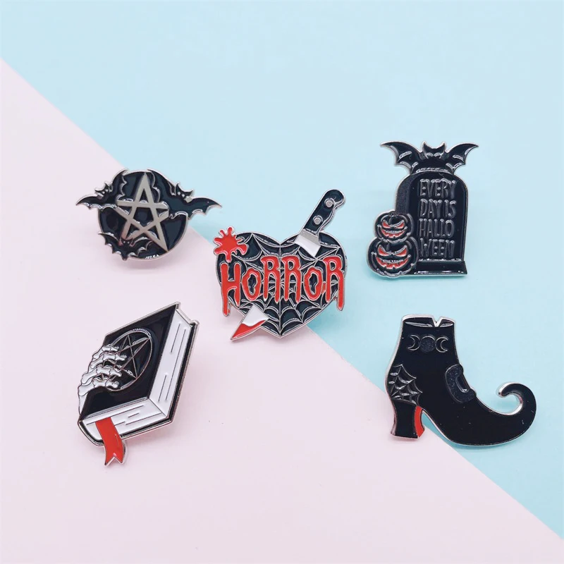 Creative Punk Halloween Spooky Dark Heart Enamel Brooch Magic Books Bat Dagger Alloy Pins Badge Personality Woman Jewelry Gift