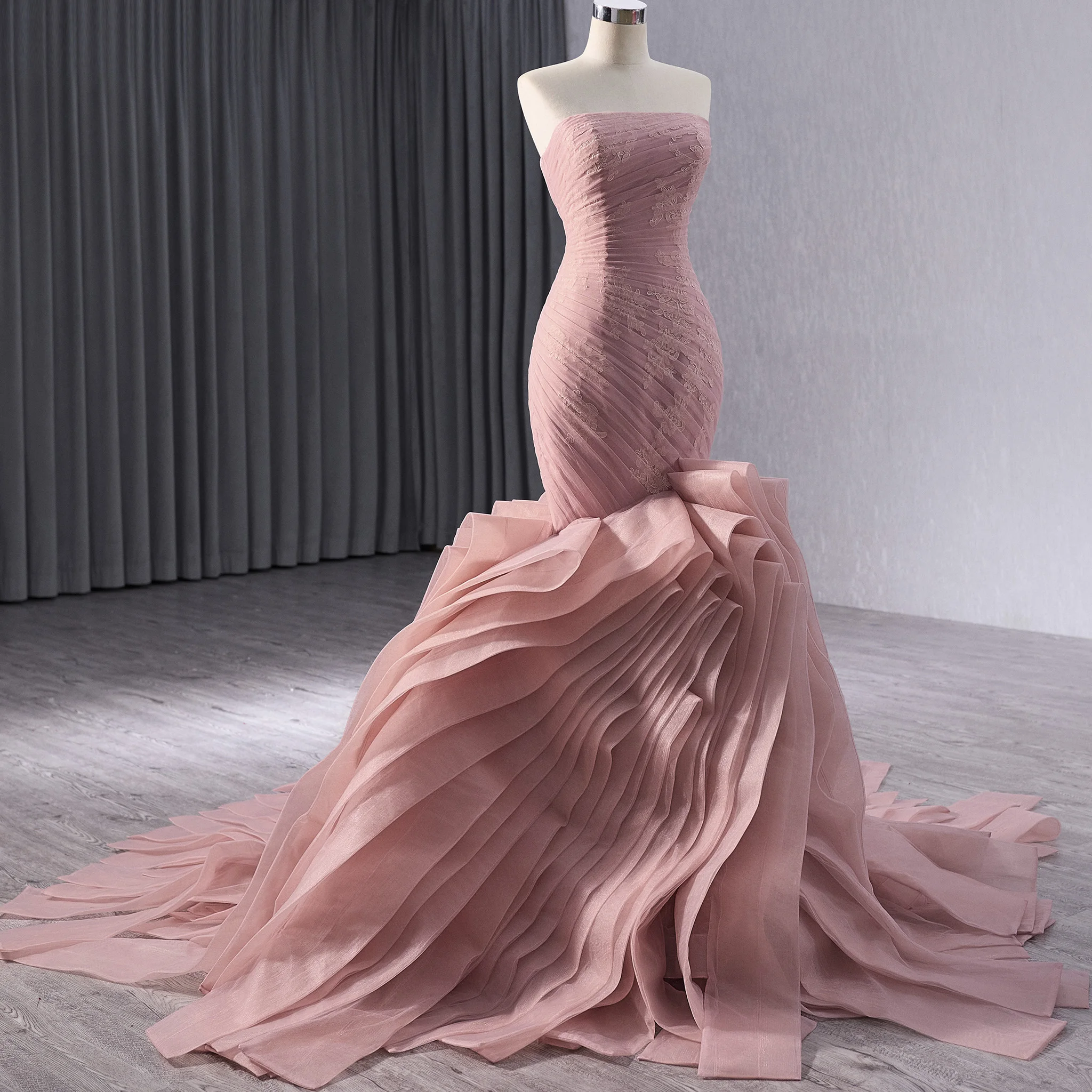 

Rosymae Румяное розовое платье русалки для выпускного вечера с каскадными оборками и цветочными акцентами Высококачественная элегантность для выпускного вечера