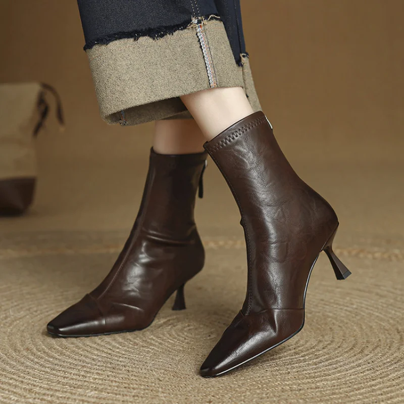 

Elegant Pointed-Toe Ankle Boots in Genuine Leather - A Sophisticated Autumn/Winter