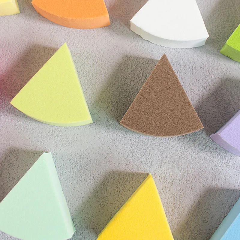 50 stks/partij Mini Driehoek Make-Up Blender Sponzen Effen Kleur Vloeibare Foundation Poederdonsjes Niet-latex Nat en Droog Make up Spons