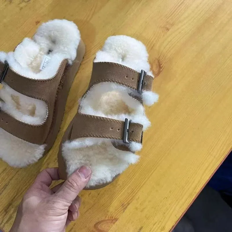 Herfst en winter nieuwe wollen pantoffels voor dames met hoge dikke bodem en dubbele staaf metalen gesp voor casual wollen slepen