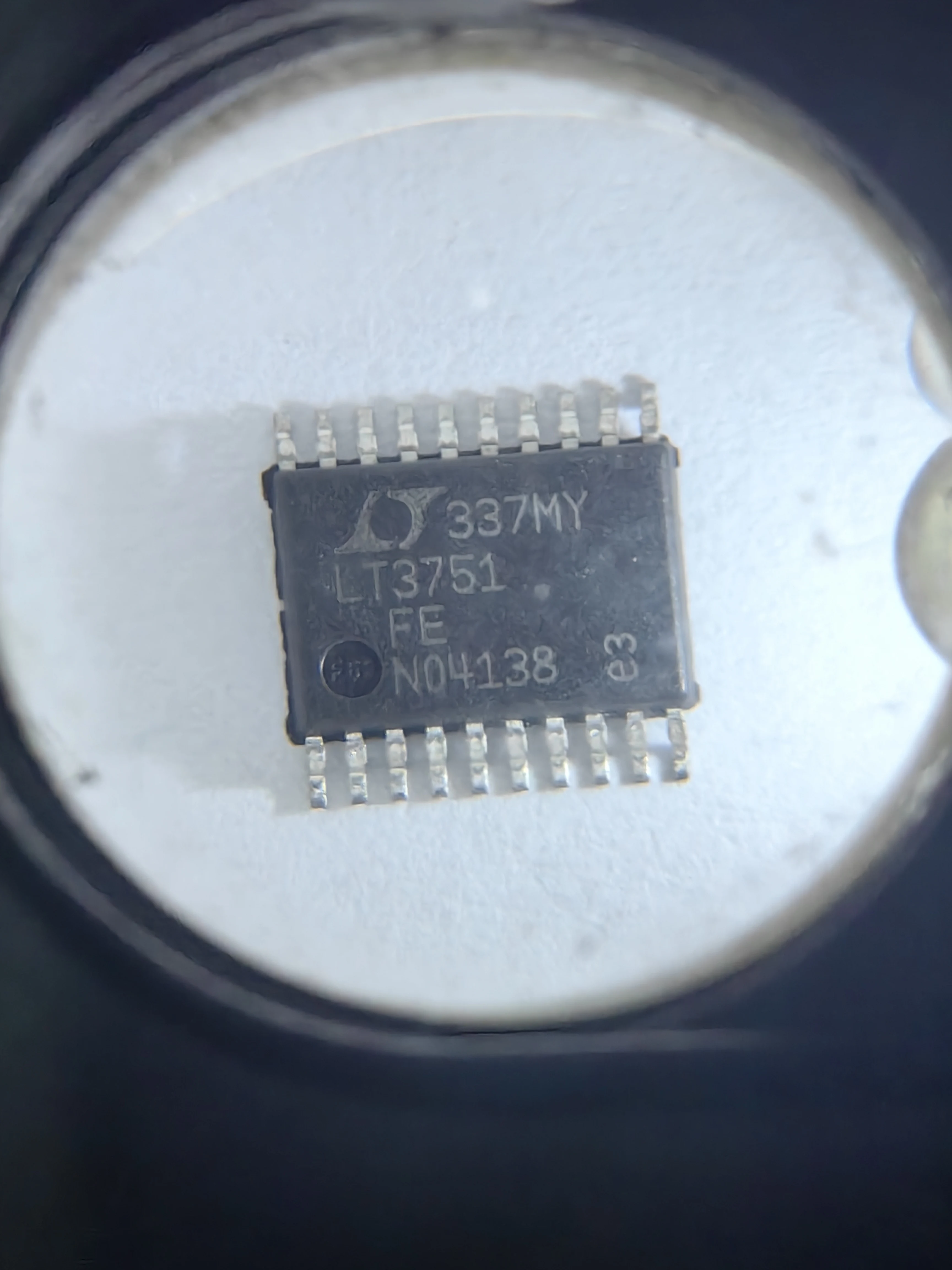 LT3751 LT3751EFE LT3751IFE — контроллер зарядного устройства с конденсатором высокого напряжения и регулировкой