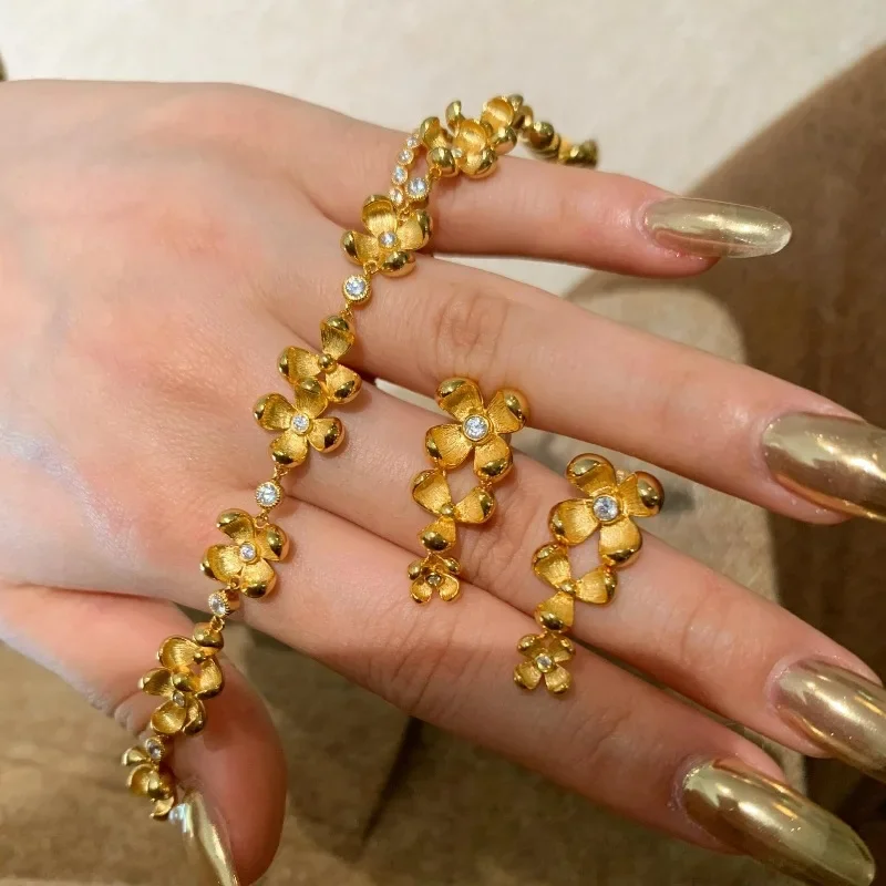 

Light luxury retro frosted inlay diamond three small flower earrings for women bracelet exquisite and elegant jewelry sets
