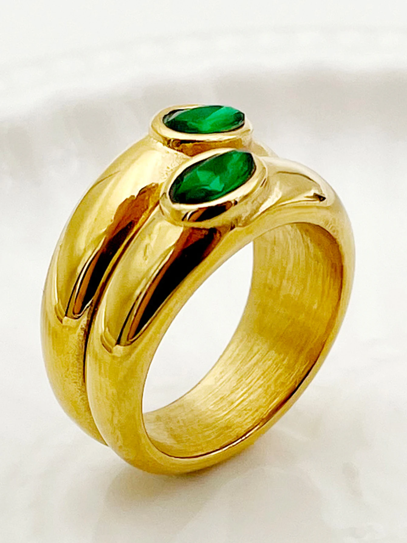 A pair of luxurious and high-end stainless steel oval double-layer emerald rings, essential for daily commuting