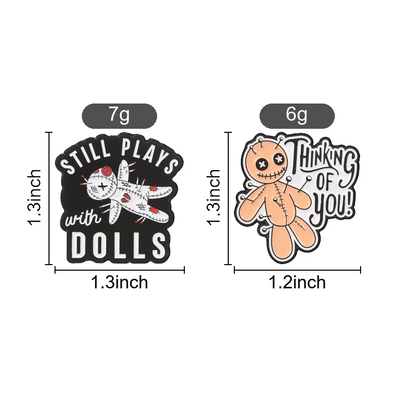 �Noch immer mit Puppen spielen“ – Voodoo-Puppe, sarkastisches Sprichwort, Emaille-Abzeichen, Metall-Anstecknadel, Brosche für Jeans, Reversdekor, Geschenk für Freunde. – Detail 1