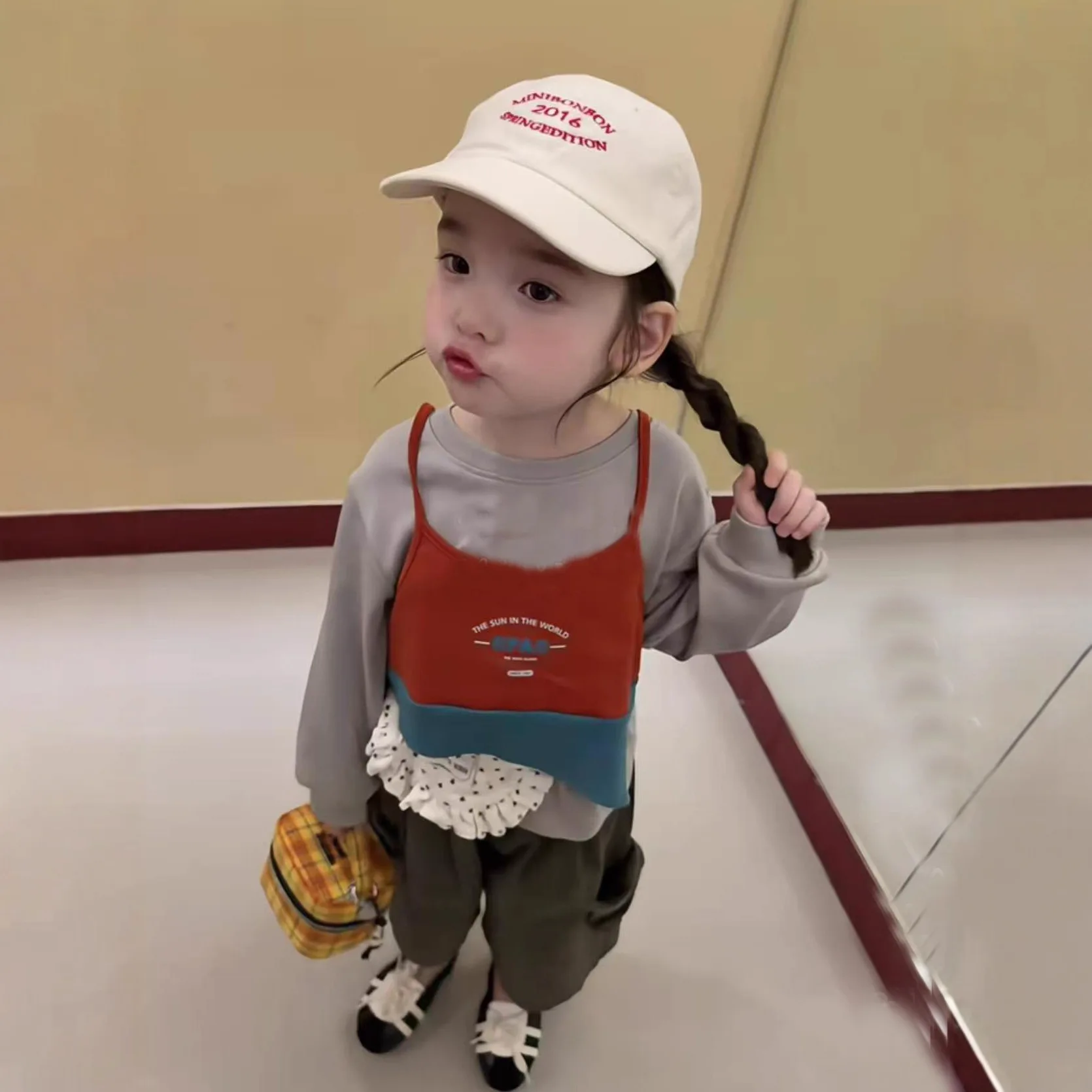 

2026 весенний комплект для девочек, новая детская футболка с длинными рукавами на бретельках, жилет для девочек, повседневные штаны для малышей, комплект из четырех предметов с занавеской