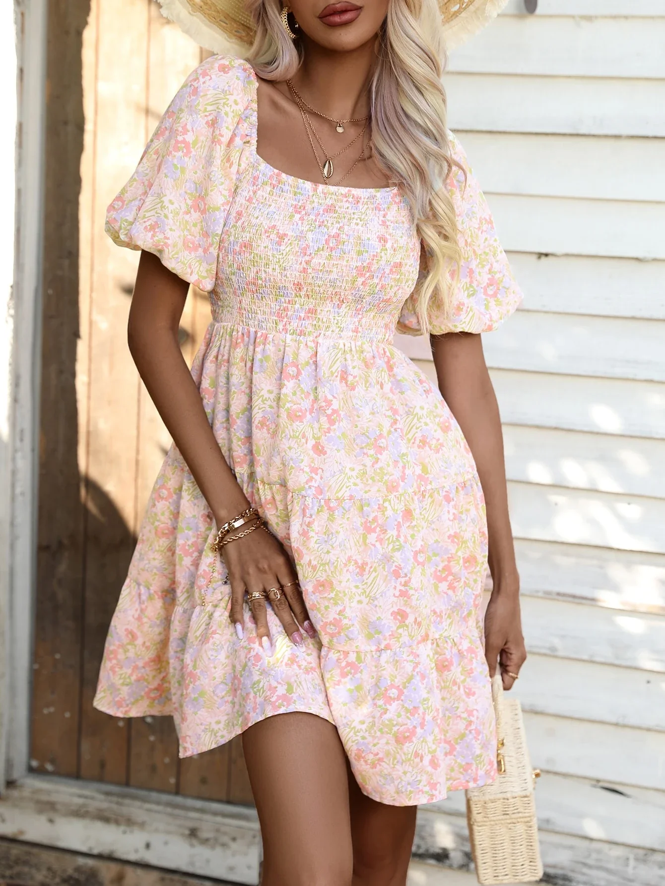 

Женское мини-платье с цветочным принтом, пышными рукавами и рюшами по низу