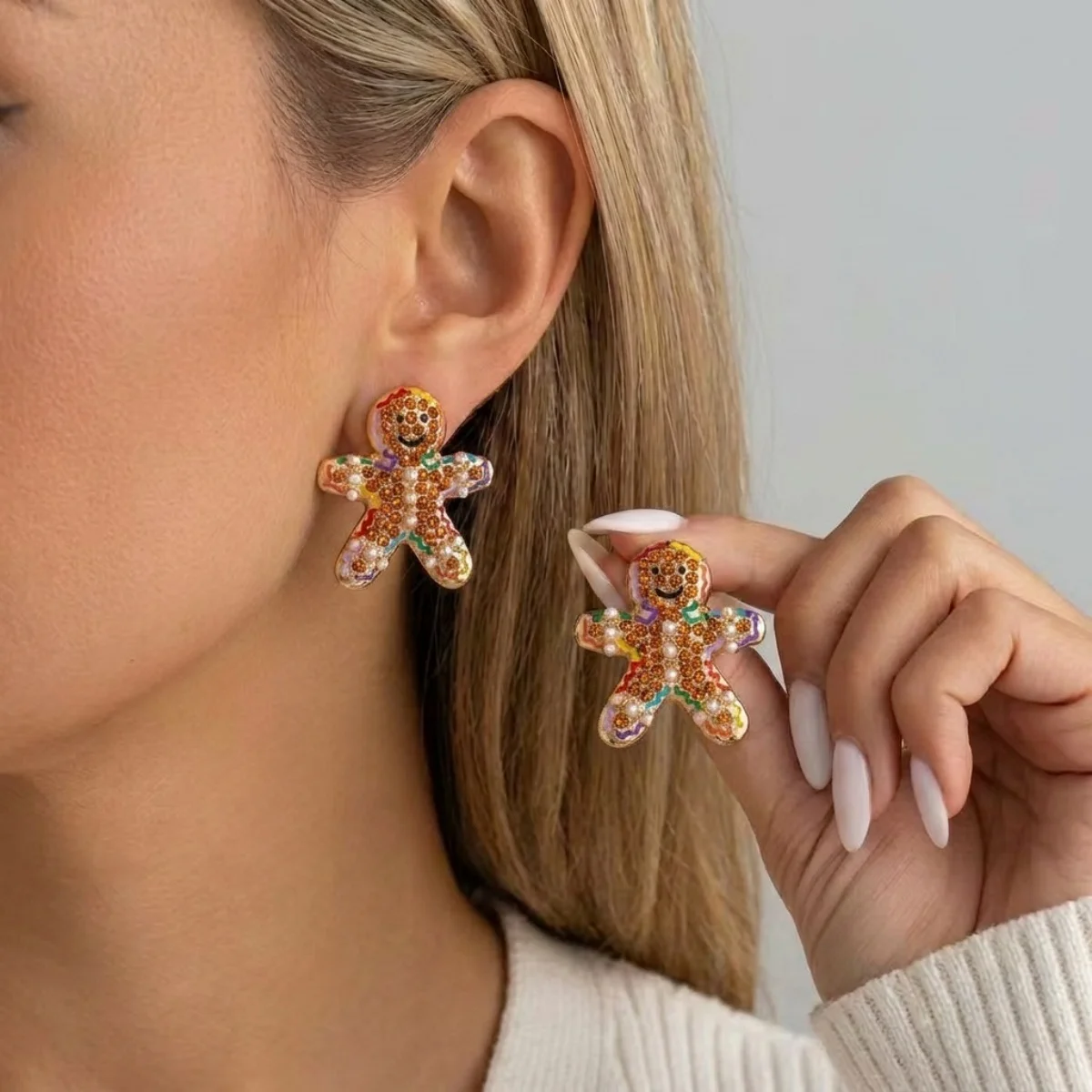 Lustige Ohrstecker mit simulierten Perlen und Weihnachts-Lebkuchenmann-Motiv für Damen, kreative Acryl-Ohrringe mit winkenden Lebkuchen-Männchen, Schmuck – Detail 19