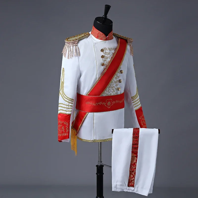 European military dress, handsome costumes, performance, stage, drum music, honor guard