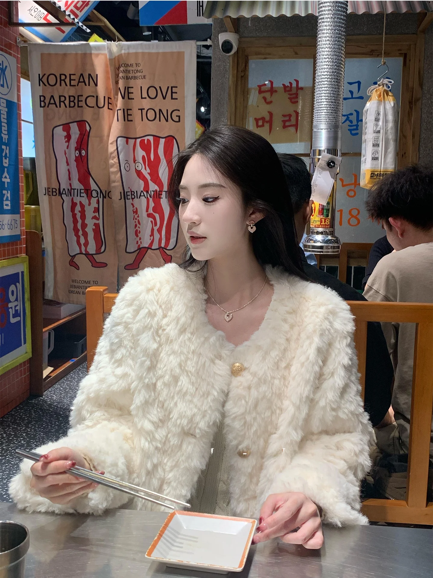 Lamsvachtjas voor dames, van gevoerd leer, warm, milieuvriendelijk, met ronde hals en ronde billen...