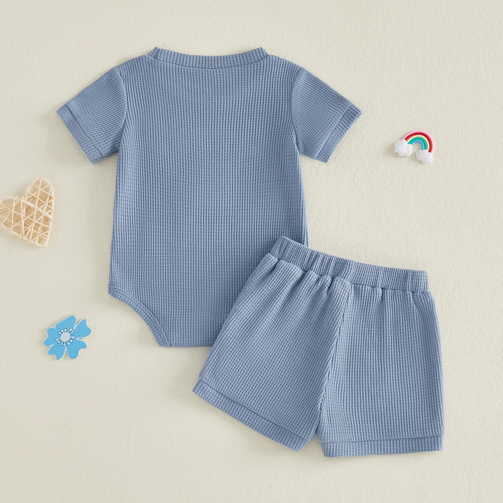 

Летние комплекты для мальчиков: комбинезон с коротким рукавом, вышивкой в виде буквы и альпаки, и шорты на шнурке