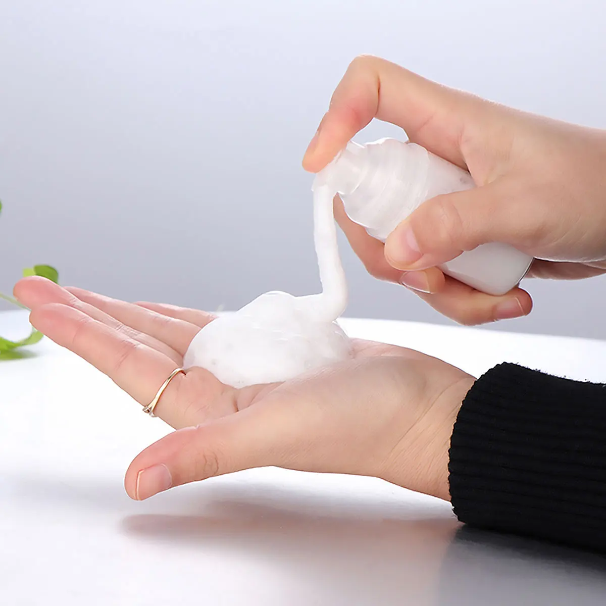 

5 Pcs Foaming Soap Dispenser Refillable Bottles Portable Containers Empty Bubble Maker Shampoo Conditioner Storage Gym Solution