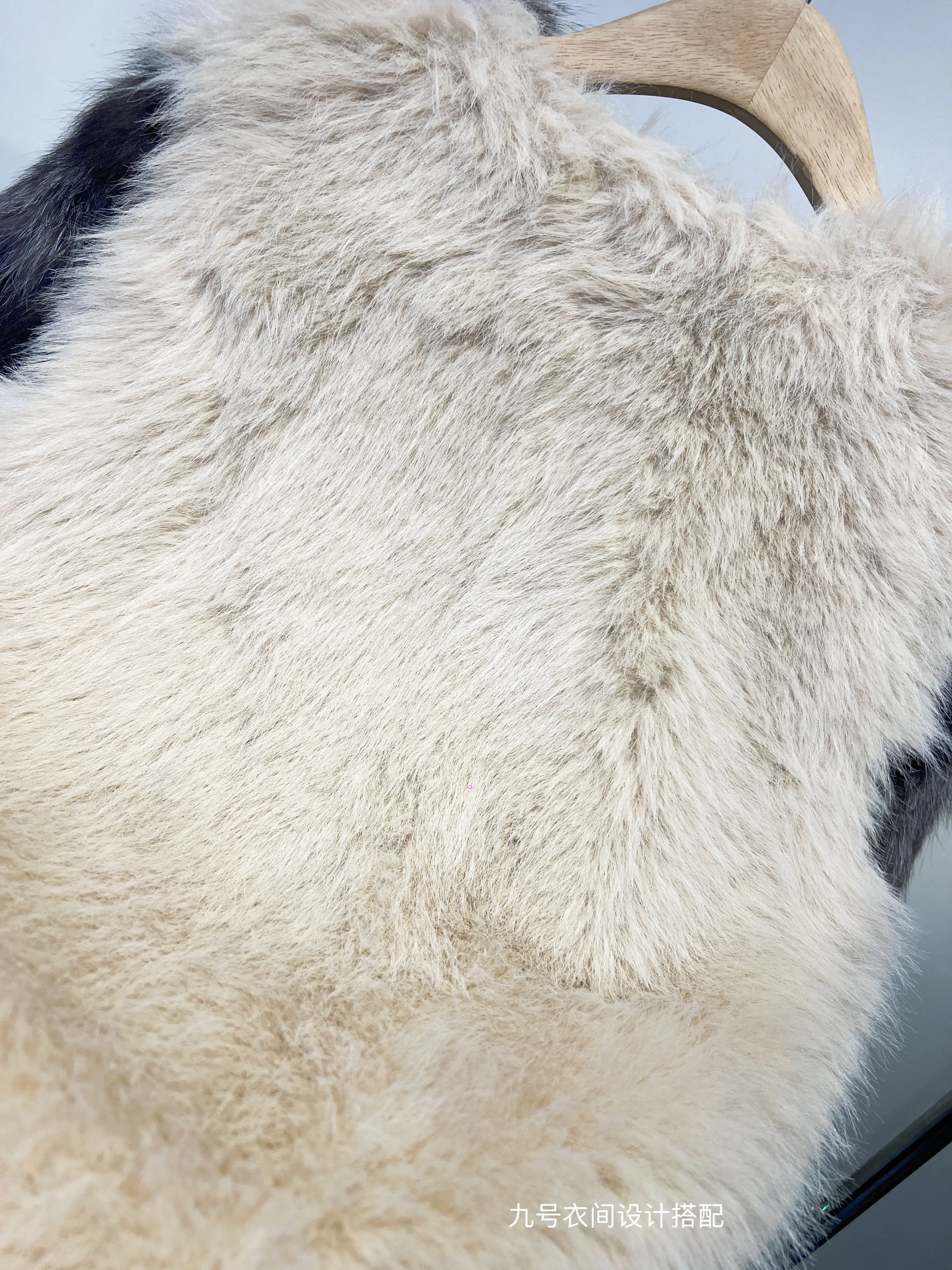 2025 Winter New European Faux Fur Coat for Women Heavy Beading Faux Fox Fur Collar Furry Jacket Trendy Short Coat