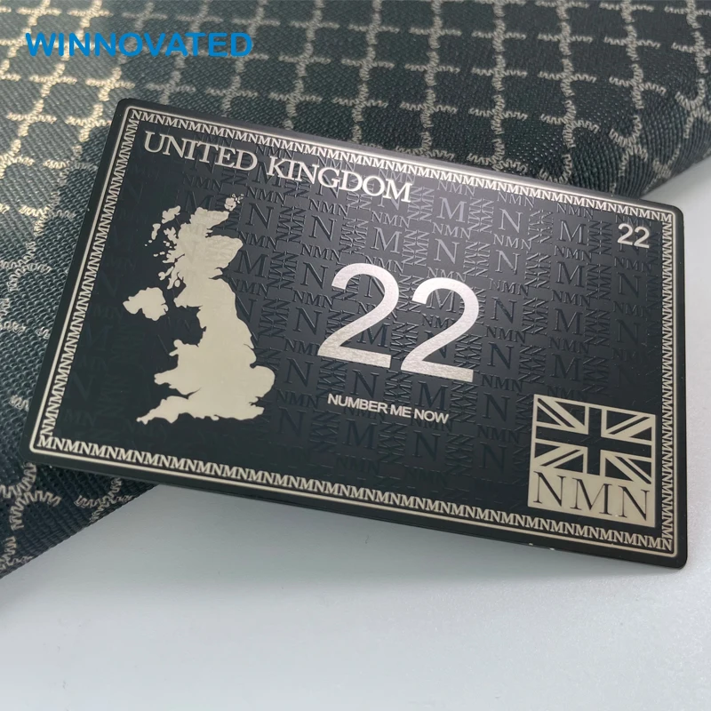 Jogo Anime Jet Metal jogando cartas