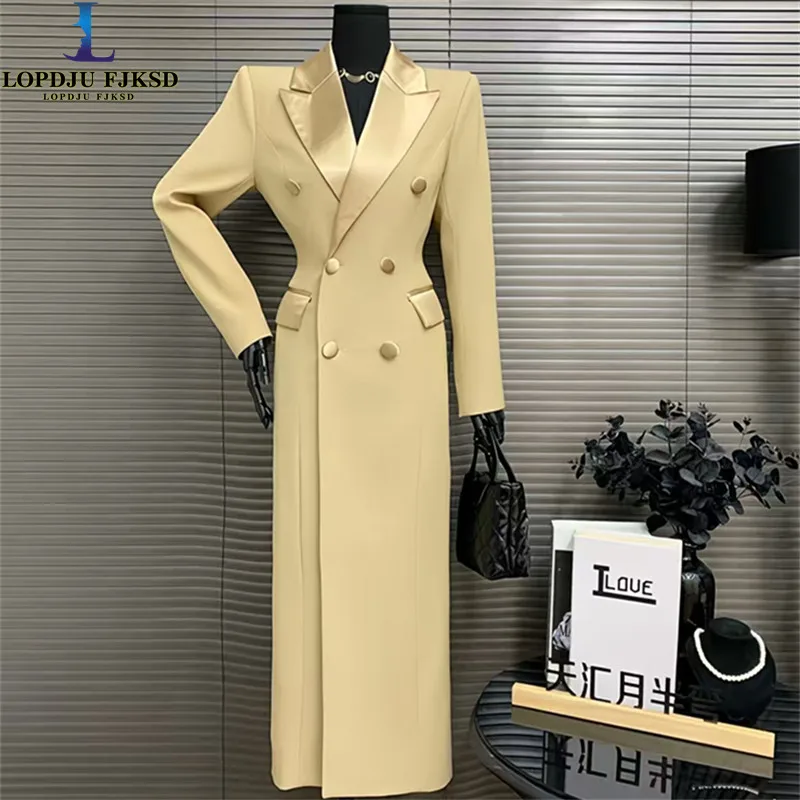 Фото Двубортный пиджак-ветровка с воротником, осенняя новинка 2026, в английском стиле, профессиональный деловой пиджак, длинное пальто цвета кэмел с золотистыми элементами