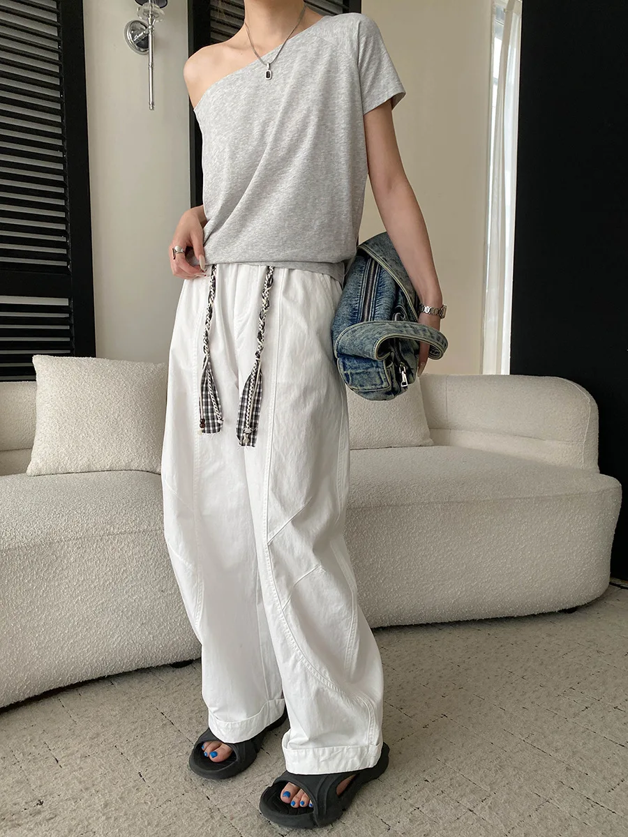 Sommerliches Damen-T-Shirt in unifarbenem Design mit schrägem Ausschnitt, schulterfrei, lockerer Passform und schlankmachendem Effekt, kurzärmelig. – Detail 15