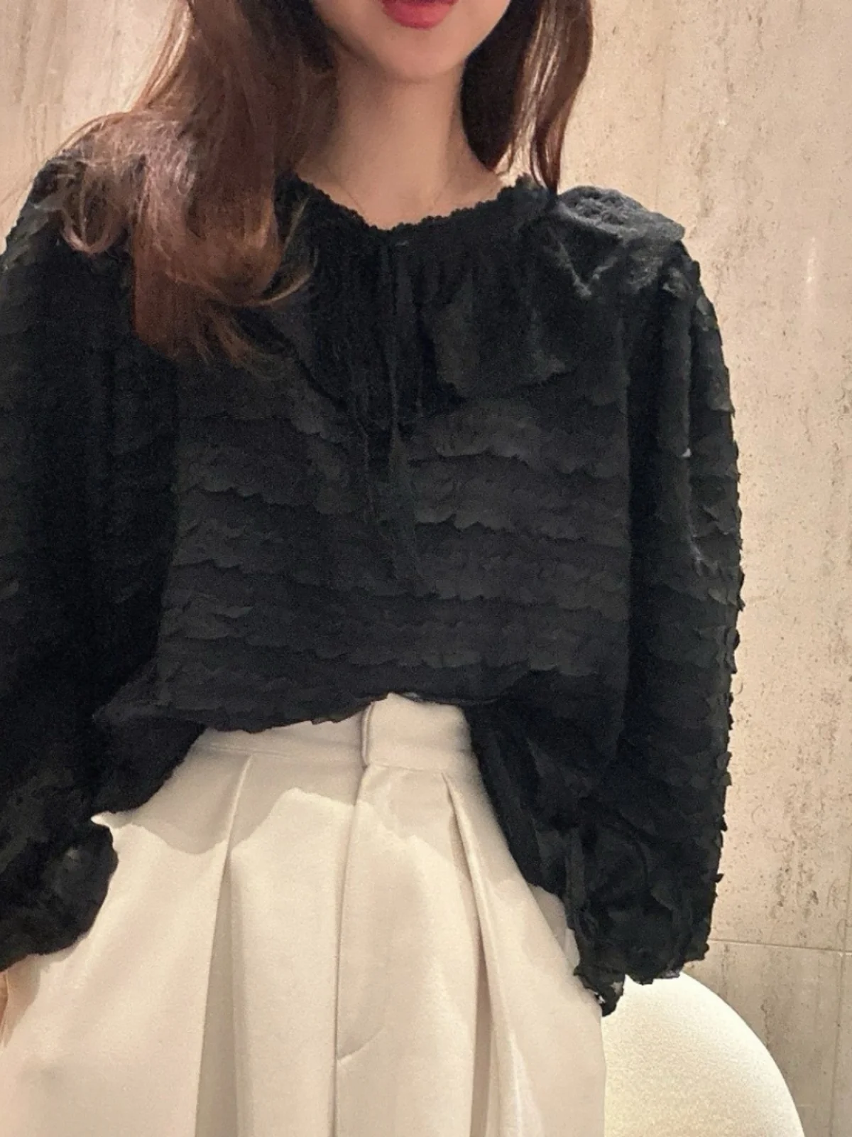 بلوزة نسائية بأكمام طويلة من الدانتيل الفضفاض بتصميم كوري بأكمام منفوخة، أنيقة وعصرية باللون الأبيض لموسم ربيع 2025