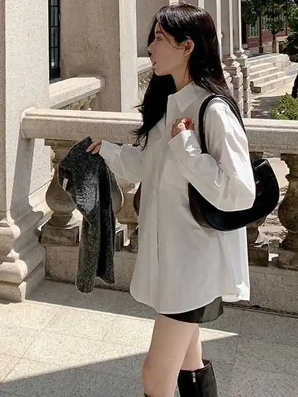 

Весна 2025: Новая коллекция! Стильная белая базовая женская футболка оверсайз Cleanfit из тонкой полиэстеровой ткани, нелиняющая, с коротким рукавом, А-силуэт.