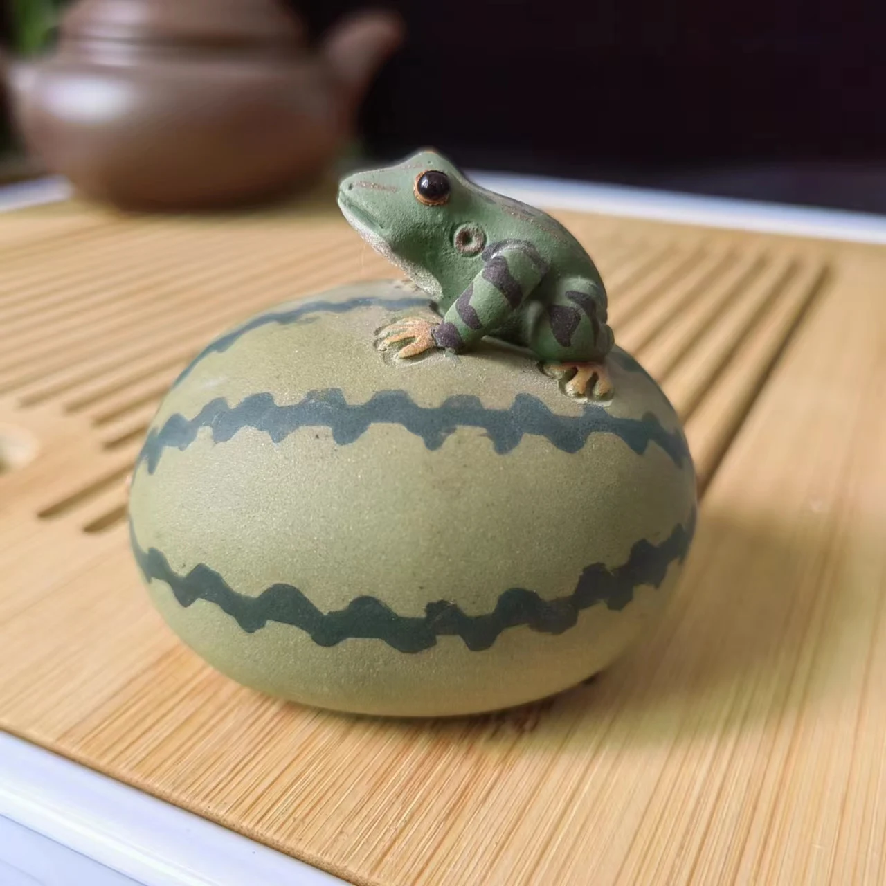 Tea pet Rainforest frog zisha yixing carved toad frog Figure tea play coffee pet lovely cute meditation Feng sing Room Home gift