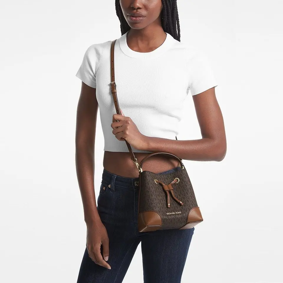 حقيبة يد نسائية من مايكل كورس ميرسر صغيرة من مادة PVC مع حقيبة دلو كروس جلدية