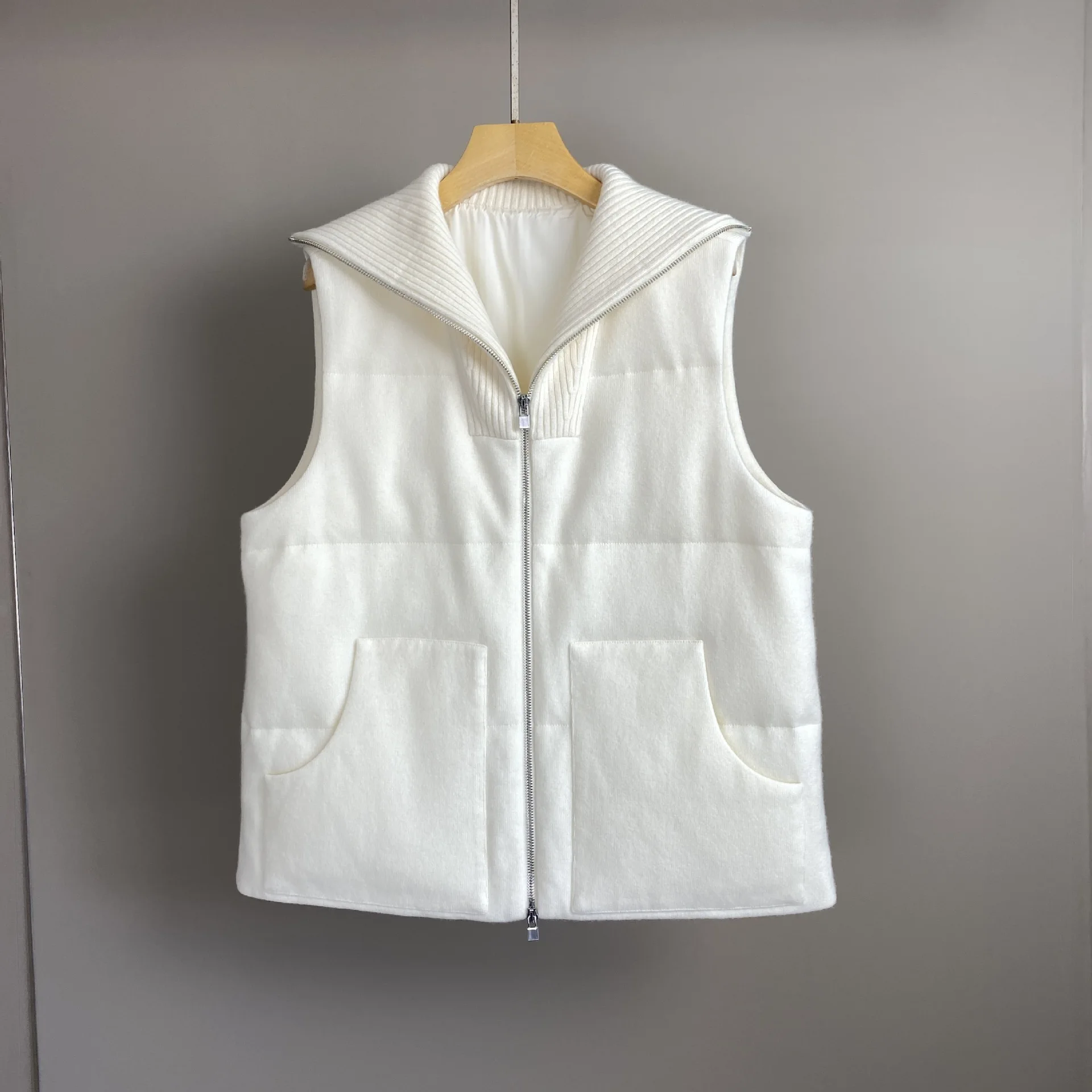 2025 Otoño e Invierno nuevo chaleco de plumas de ganso tejido de Cachemira chaleco de moda que combina con todo para mujer