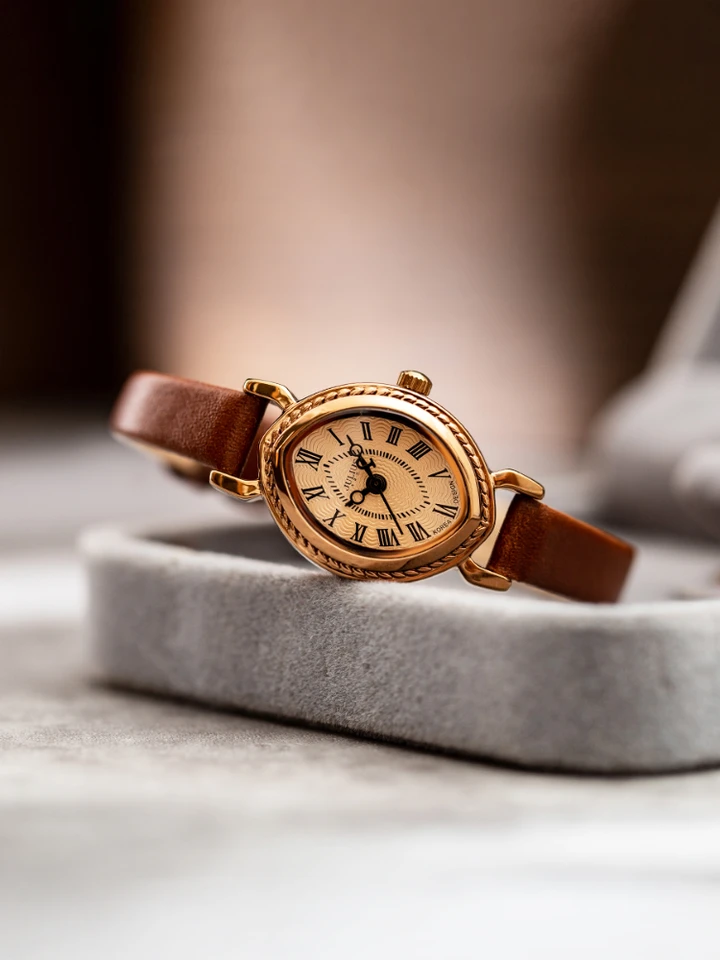 Vintage Leather Women Watches Brown Retro Roma Dial Quartz  display picture 1