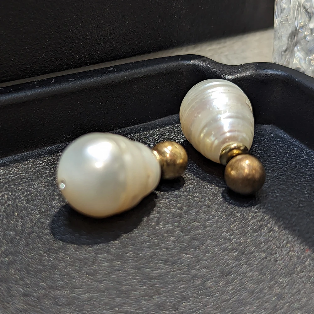 

Модные серьги-гвоздики с жемчугом спереди и сзади Amorita boutique