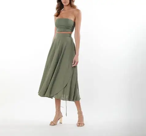 طقم مكون من قطعتين ملابس نسائية لصيف 2025 جديد بلون سادة بدون أكمام بلوزة قصيرة وخصر عالي طقم تنورة غير رسمية برباط