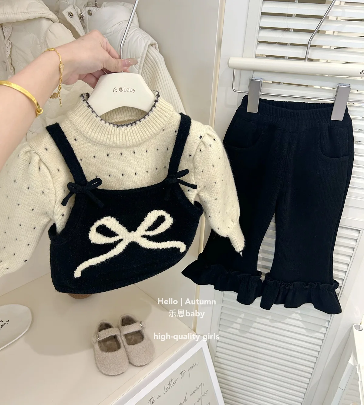 

2024 Spring Fall New Girls Autumn Winter New Beige Bow Fake Two Sweater Black Lace Fleece Pants Baby Girl Clothes Girl Clothes