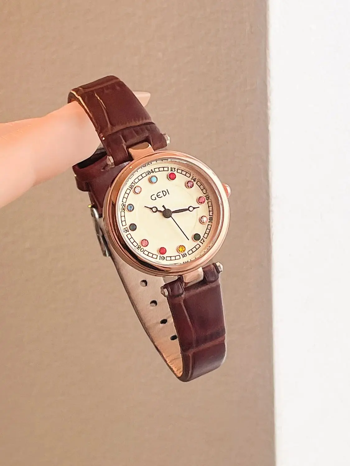 

Ретро-классические женские часы с разноцветными стразами, премиальный кожаный ремешок, кварцевые наручные часы для женщин, оптовая продажа, подарок