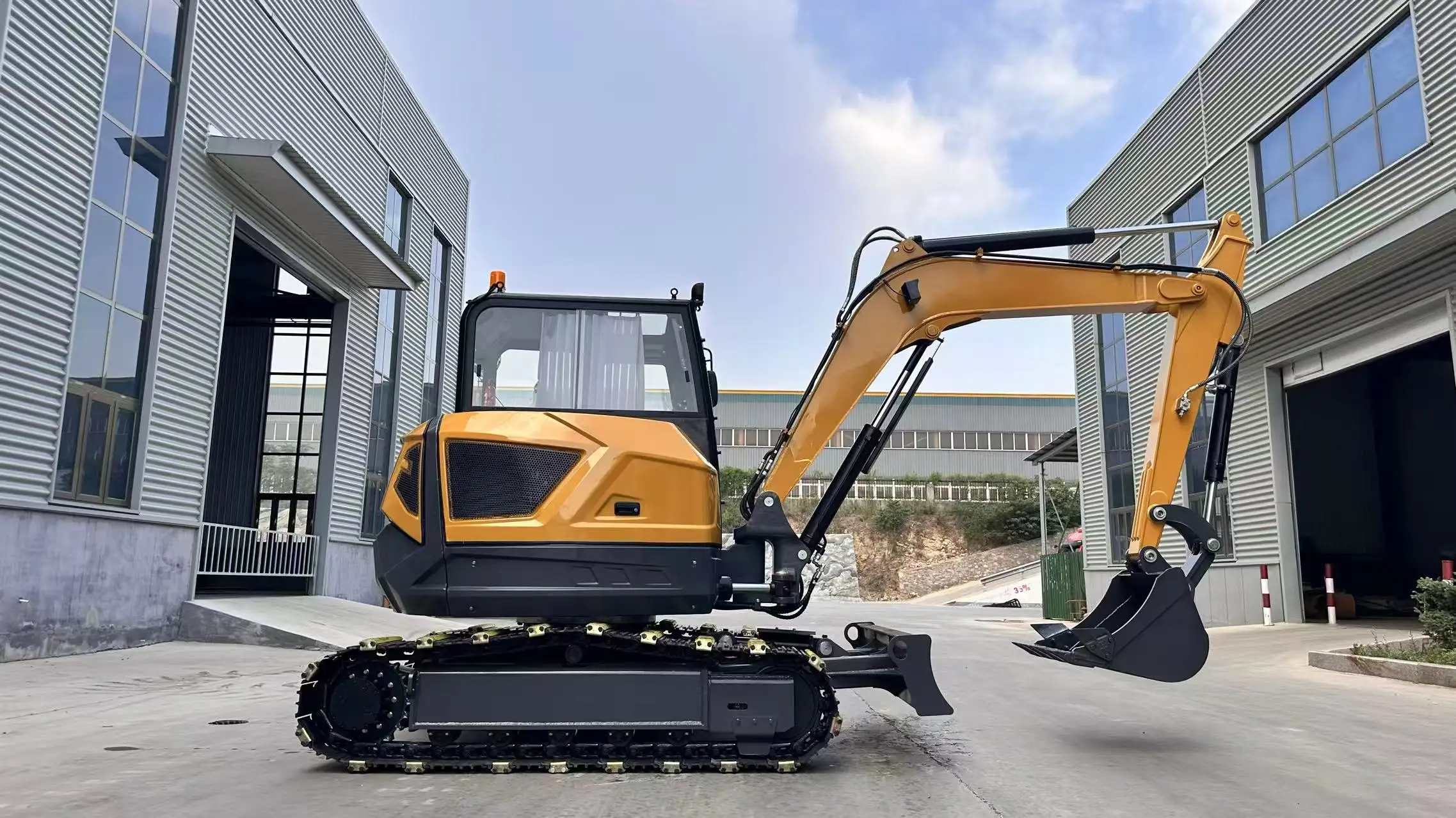 6.5-Ton Mini Excavator Customizable Optional Accessories Large Excavator for Sale - Durable Construction Equipment