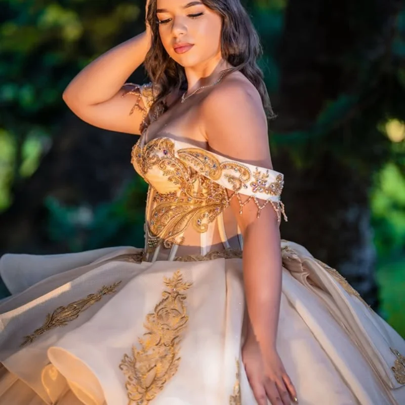 Personalizado cor champanhe quinceanera vestidos fora do ombro apliques dourados camadas cauda longa vestido de 15 quinceanera