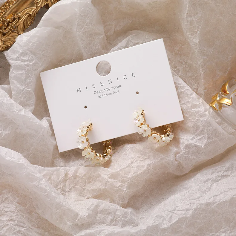Shell Flower Hoop Earrings for Women Korean Style Trendy Metal Gold Lightweight Daily Unique Statement Jewelry Non Slip