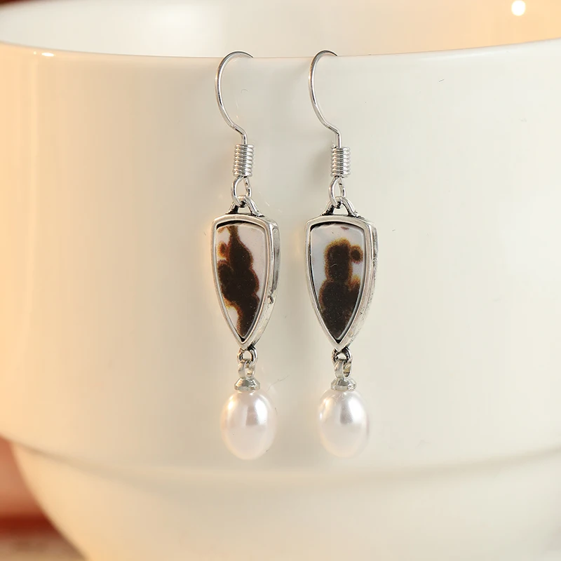 Vintage Inlaid Imitation Pearl Dangle Women's Earrings Trendy Golden Color Hand Carving Black White Pattern Daily Wear
