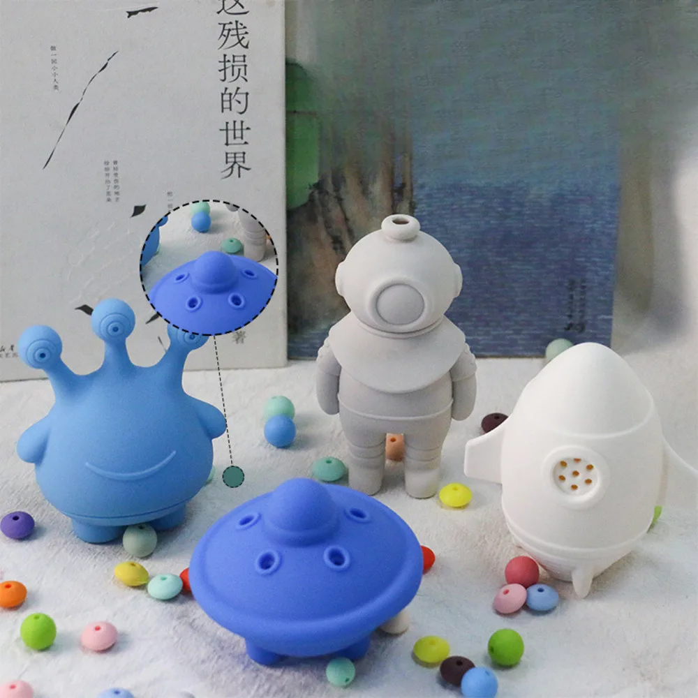 Space UFO Water Gun Toy for Kids Press Shoot Flying Saucer Spray Toy Outdoor Water Battle Game for Pool Beach Play