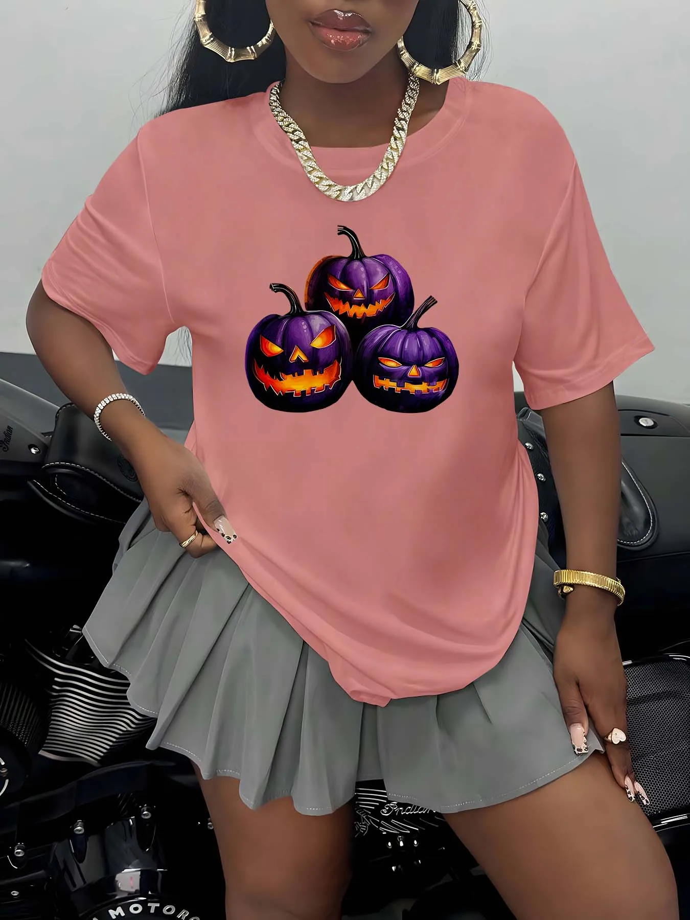 Modny element odzieżowy plus size z motywami dyni halloweenowej, który wzbudza uroczą i upiorny klimat świąt.