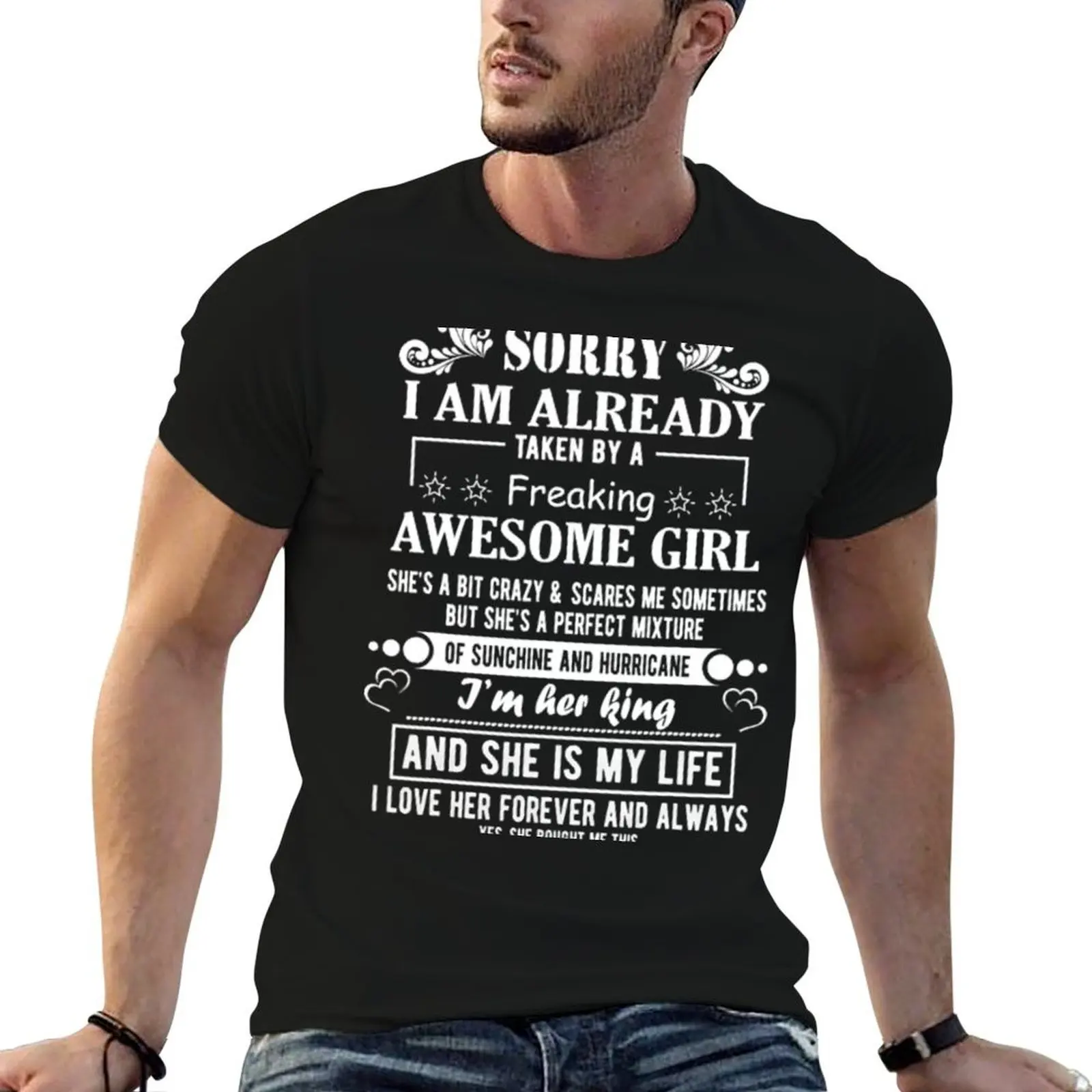 Lo siento, ya estoy tomado por una chica increíblemente impresionante, soy su rey y ella es mi vida, camiseta, camiseta de lujo para hombre